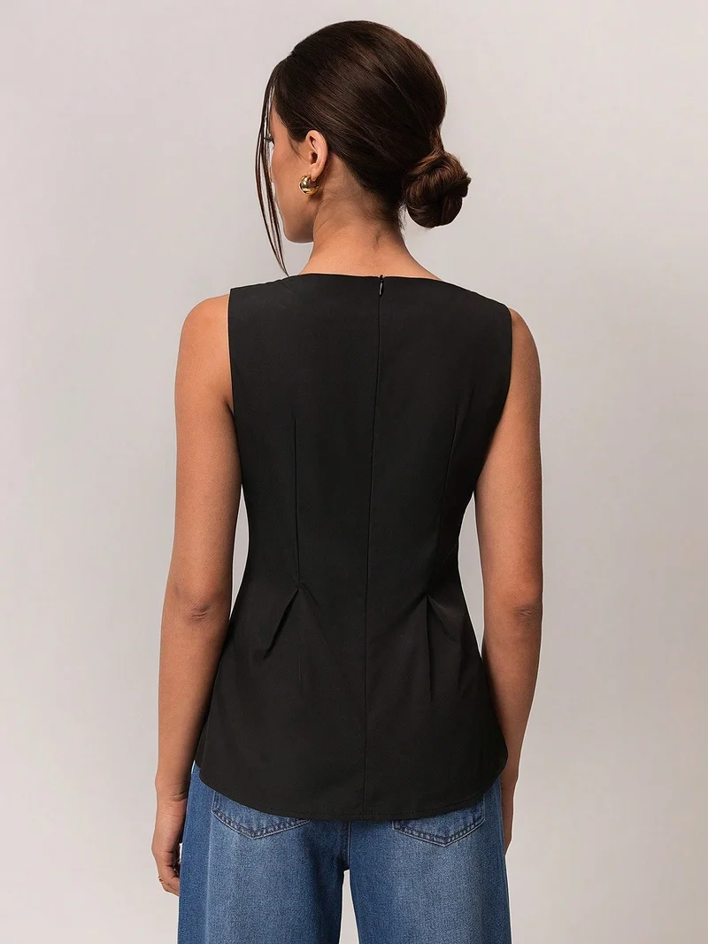 أوجيدر بلوزة سوداء بدون أكمام بتصميم بيبلوم وثنيات معكوسة